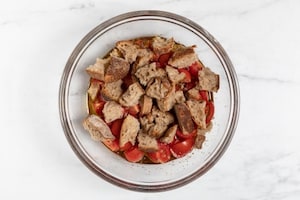 Preparazione Insalata di pane e pomodori - Fase 2