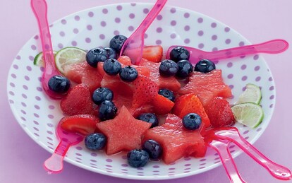 Macedonia di anguria, fragole e mirtilli