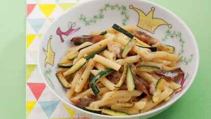 Pasta alla carbonara con sgombro e zucchina 
