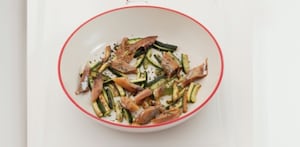 Preparazione Pasta alla carbonara con sgombro e zucchina  - Fase 1