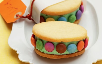 Sandwich di gelato a pois colorati 