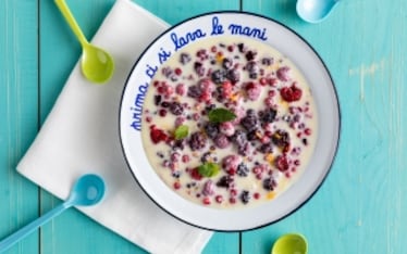 Frutti di bosco ghiacciati con salsa di cioccolato bianco