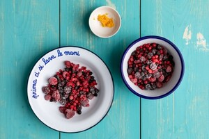Preparazione Frutti di bosco ghiacciati con salsa di cioccolato bianco - Fase 3
