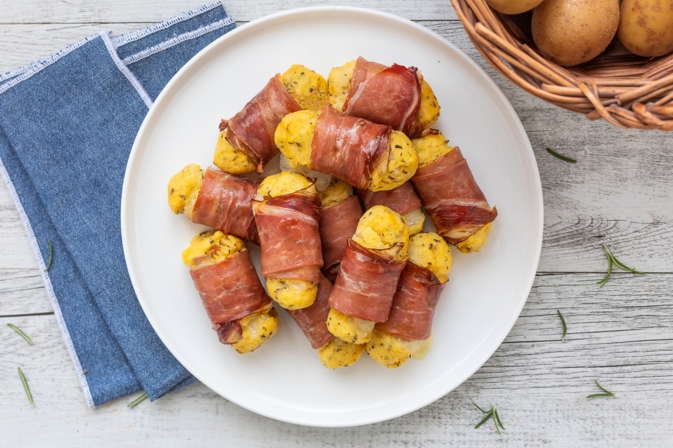 Involtini di patate, speck e scamorza ricetta