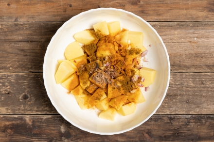 Preparazione Patate al curry e latte di cocco - Fase 1 Preparazione Patate al curry e latte di cocco - Fase 1