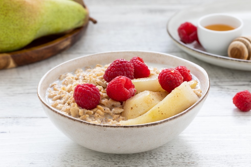 Porridge di avena alla pera, cannella e lamponi  ricetta