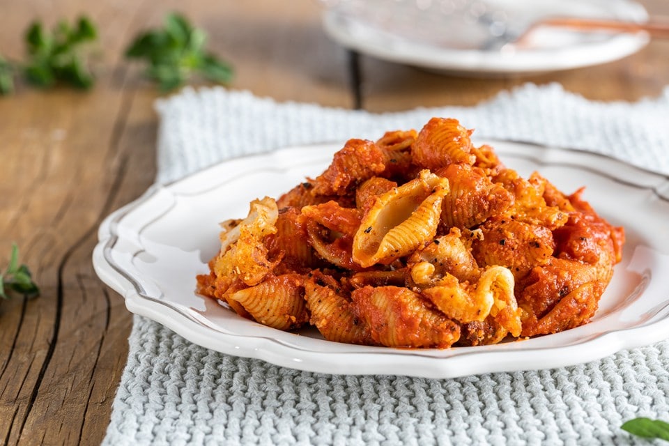 Conchiglie al forno con salsa di pomodoro, melanzane essiccate e scamorza ricetta