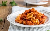 Conchiglie al forno con salsa di pomodoro, melanzane essiccate e scamorza