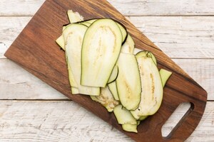 Preparazione Conchiglie al forno con salsa di pomodoro, melanzane essiccate e scamorza - Fase 1