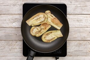 Preparazione Conchiglie al forno con salsa di pomodoro, melanzane essiccate e scamorza - Fase 1