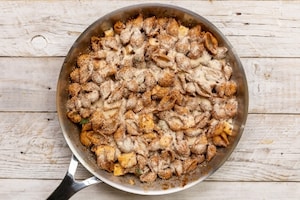 Preparazione Conchiglie al forno con salsa di pomodoro, melanzane essiccate e scamorza - Fase 5