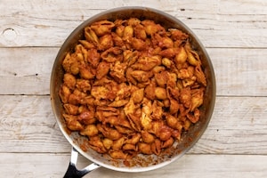 Preparazione Conchiglie al forno con salsa di pomodoro, melanzane essiccate e scamorza - Fase 5