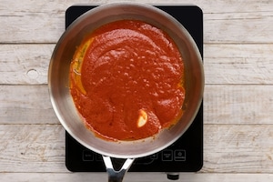 Preparazione Conchiglie al forno con salsa di pomodoro, melanzane essiccate e scamorza - Fase 3