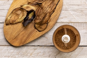 Preparazione Conchiglie al forno con salsa di pomodoro, melanzane essiccate e scamorza - Fase 3