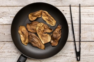 Preparazione Conchiglie al forno con salsa di pomodoro, melanzane essiccate e scamorza - Fase 2