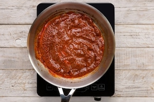 Preparazione Conchiglie al forno con salsa di pomodoro, melanzane essiccate e scamorza - Fase 4