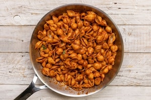 Preparazione Conchiglie al forno con salsa di pomodoro, melanzane essiccate e scamorza - Fase 4