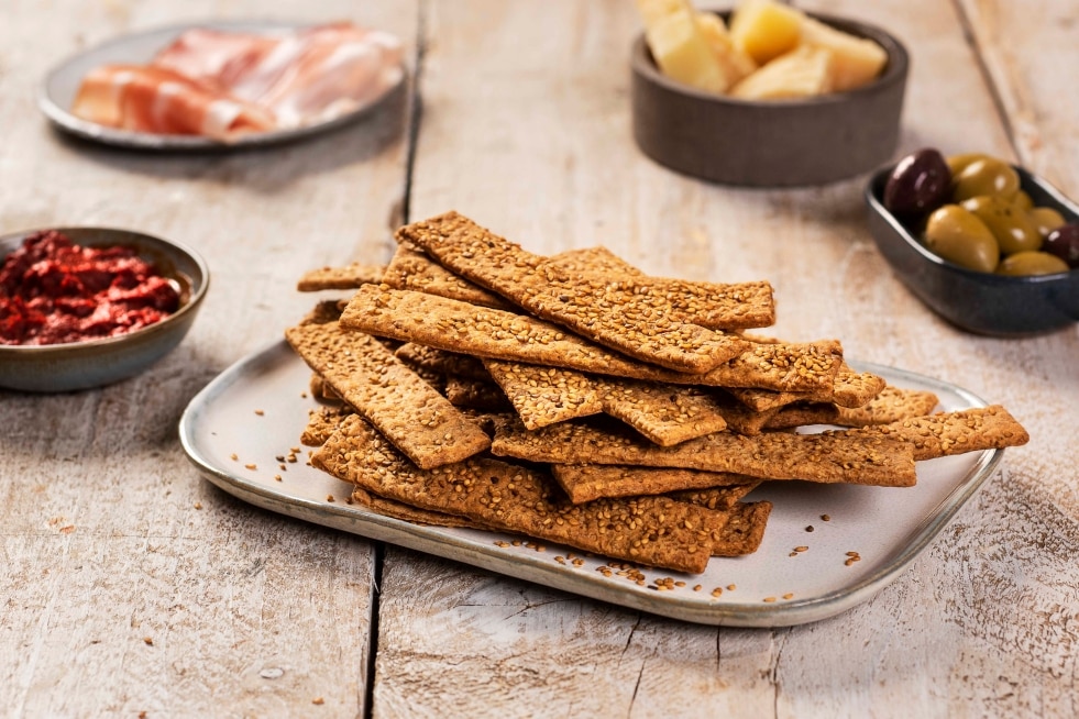 Crackers al sesamo con lievito madre ricetta