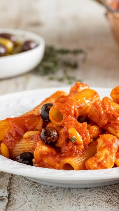 Rigatoni con salsa di pomodoro e pescatrice 