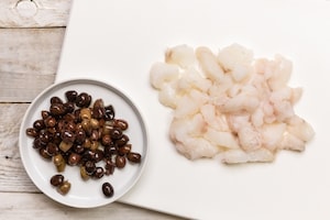 Preparazione Rigatoni con salsa di pomodoro e pescatrice  - Fase 1