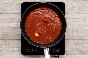 Preparazione Rigatoni con salsa di pomodoro e pescatrice  - Fase 1