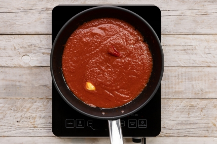 Preparazione Rigatoni con salsa di pomodoro e pescatrice  - Fase 1 Preparazione Rigatoni con salsa di pomodoro e pescatrice  - Fase 1