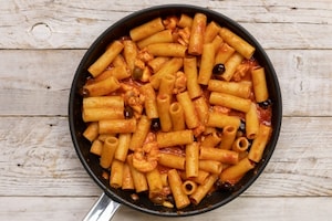 Preparazione Rigatoni con salsa di pomodoro e pescatrice  - Fase 3