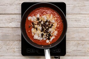 Preparazione Rigatoni con salsa di pomodoro e pescatrice  - Fase 2