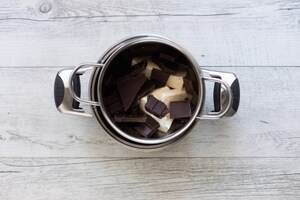 Preparazione Bûche de Noël ai marrons glacés e cioccolato - Fase 5