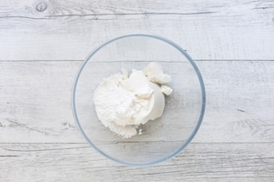 Preparazione Bûche de Noël ai marrons glacés e cioccolato - Fase 4