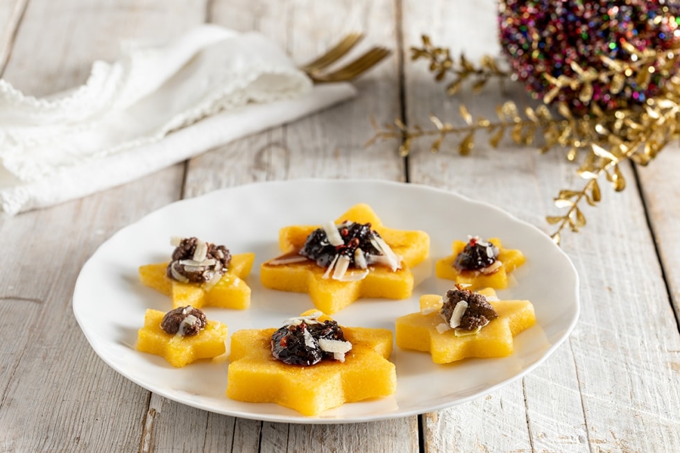 Canapè di stelline di polenta con doppia farcitura, alla confettura di cipolle e patè di olive ricetta