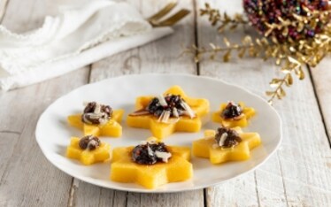 Canapè di stelline di polenta con doppia farcitura, alla confettura di cipolle e patè di olive