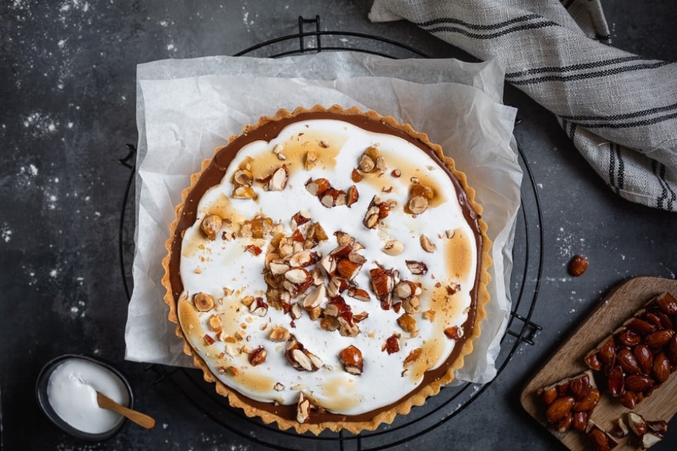 Crostata con mousse al cioccolato, meringa e croccante ricetta