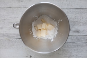 Preparazione Crostata con mousse al cioccolato, meringa e croccante - Fase 1