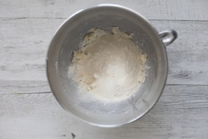 Preparazione Crostata con mousse al cioccolato, meringa e croccante - Fase 1