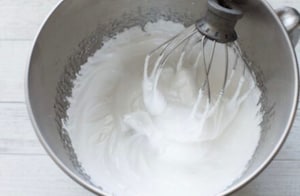 Preparazione Crostata con mousse al cioccolato, meringa e croccante - Fase 6