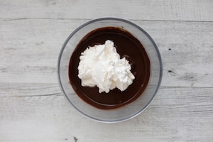 Preparazione Crostata con mousse al cioccolato, meringa e croccante - Fase 4