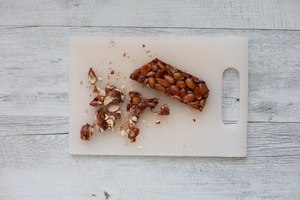 Preparazione Crostata con mousse al cioccolato, meringa e croccante - Fase 4