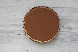 Preparazione Crostata con mousse al cioccolato, meringa e croccante - Fase 5
