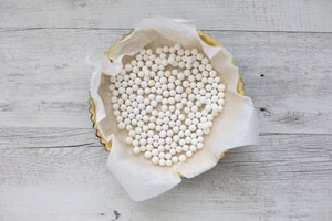 Preparazione Crostata con mousse al cioccolato, meringa e croccante - Fase 3