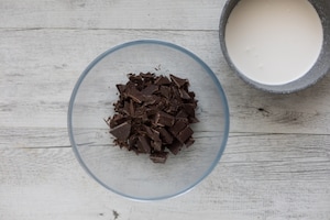 Preparazione Crostata con mousse al cioccolato, meringa e croccante - Fase 3
