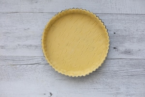 Preparazione Crostata con mousse al cioccolato, meringa e croccante - Fase 2