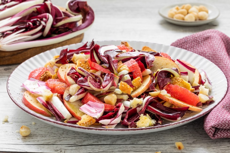 Insalata invernale con radicchio tardivo, mela, pompelmo e pane croccante  ricetta