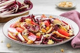 Insalata invernale con radicchio tardivo, mela, pompelmo e pane croccante 