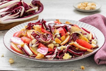 Insalata invernale con radicchio tardivo, mela, pompelmo e pane croccante 