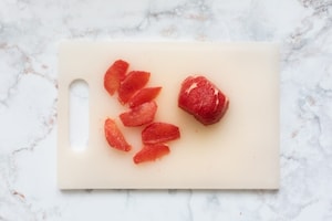 Preparazione Insalata invernale con radicchio tardivo, mela, pompelmo e pane croccante  - Fase 1