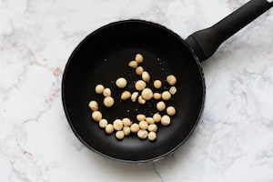 Preparazione Insalata invernale con radicchio tardivo, mela, pompelmo e pane croccante  - Fase 2