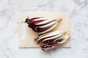 Preparazione Insalata invernale con radicchio tardivo, mela, pompelmo e pane croccante  - Fase 2