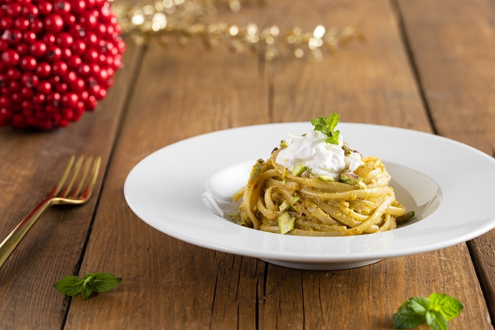 Linguine al pesto di pistacchio e burrata ricetta