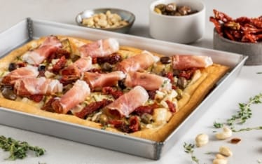 Torta salata gustosa allo speck